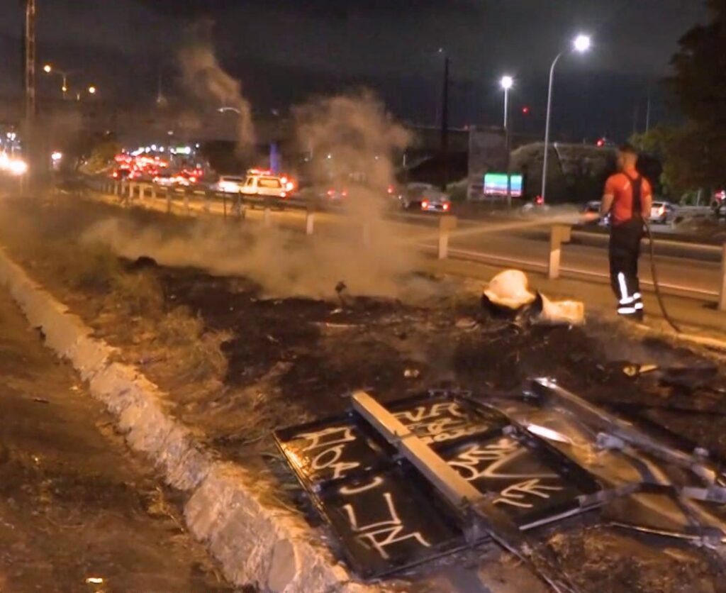 Bombeiros controlam incêndio em vegetação no canteiro central da BR-116, em Fortaleza