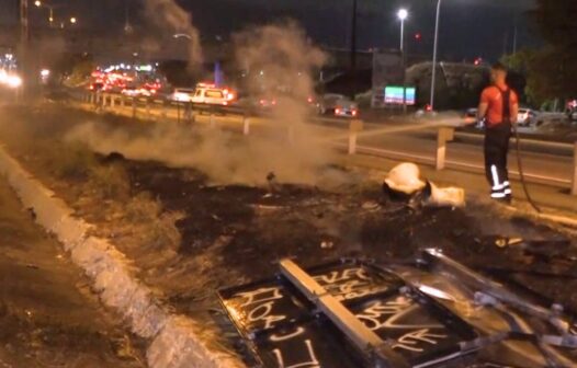 Bombeiros controlam incêndio em vegetação no canteiro central da BR-116, em Fortaleza