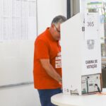 Eduardo Girão vota em Fortaleza acompanhado da esposa e da candidata a vice