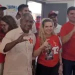 Valdemir Catanho vota no segundo turno em Caucaia acompanhado de Luizianne Lins