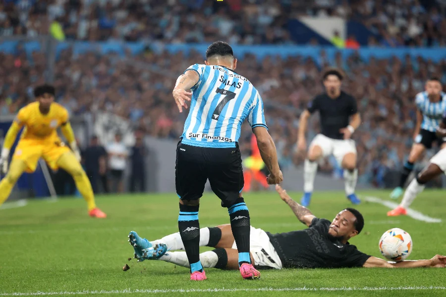 Corinthians leva virada relâmpago e é eliminado na semifinal da Sul-Americana pelo Racing