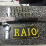 Adolescente com rifle é preso pela Polícia Militar em Fortaleza