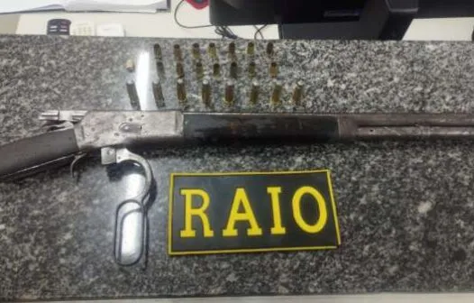 Adolescente com rifle é preso pela Polícia Militar em Fortaleza