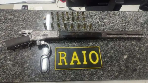 Adolescente com rifle é preso pela Polícia Militar em Fortaleza