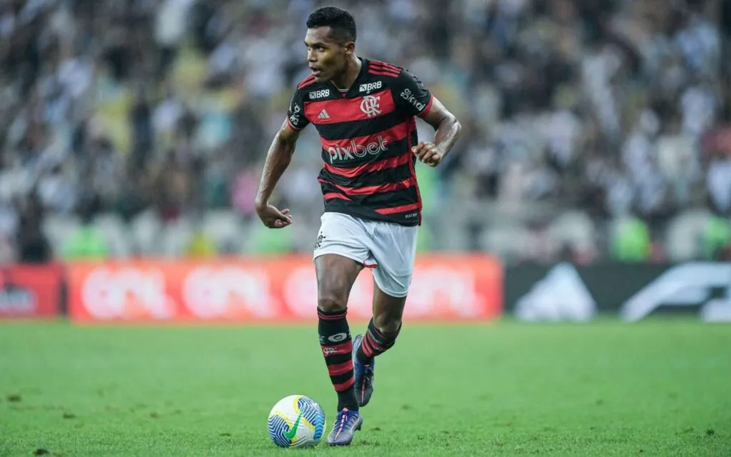 Alex Sandro sente dores na coxa e é poupado no Flamengo para clássico e volta da Copa do Brasil