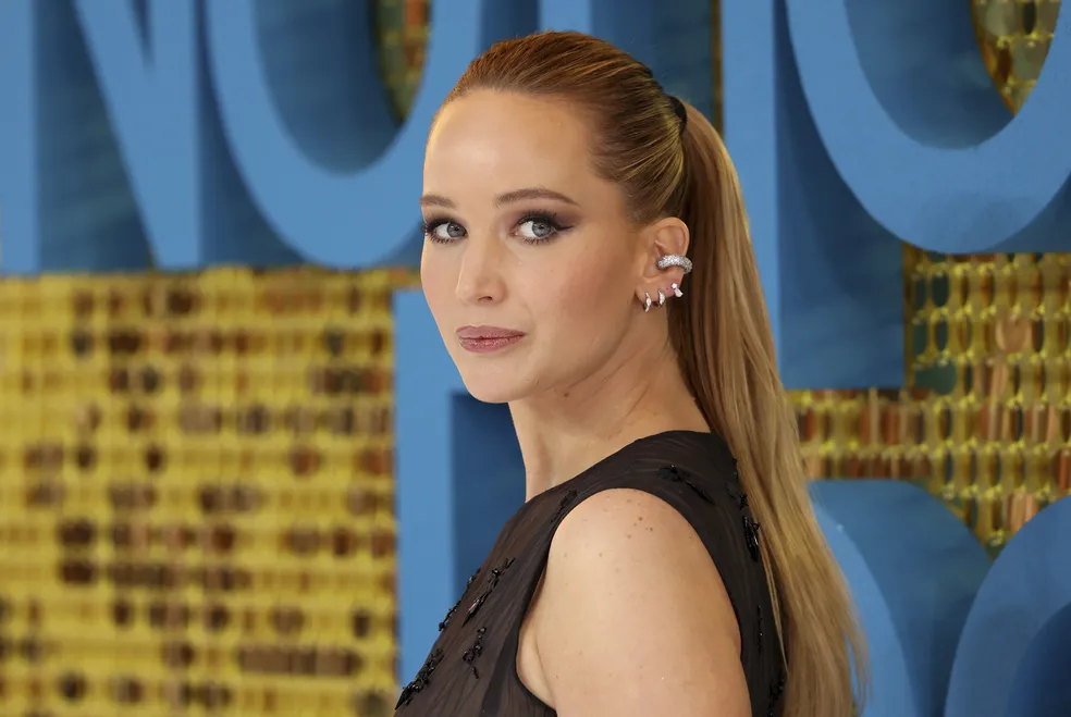 Atriz Jennifer Lawrence aparece com 'barriguinha' e anuncia gravidez do segundo filho