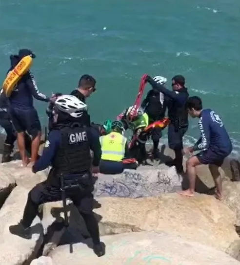 Pescador morre após escorregar e cair do espigão na Praia de Iracema, em Fortaleza