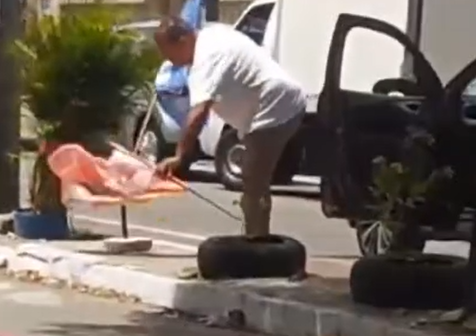 Ex-candidato a vereador é flagrado trocando bandeira de Evandro pela de André Fernandes na rua