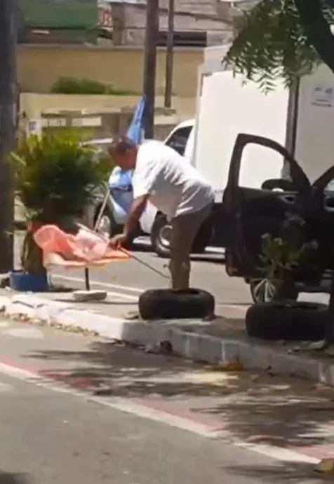 Ex-candidato a vereador é flagrado trocando bandeira de Evandro pela de André Fernandes na rua