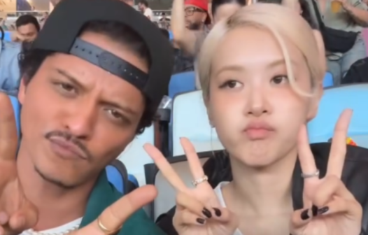 Bruno Mars e Rosé, do Blackpink, assistem ao Fla-Flu no Maracanã