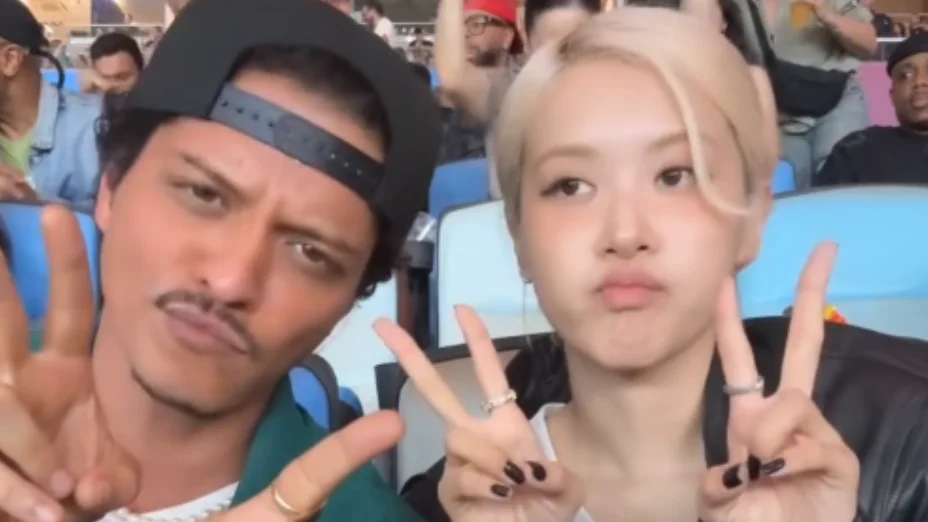 Bruno Mars e Rosé, do Blackpink, assistem ao Fla-Flu no Maracanã