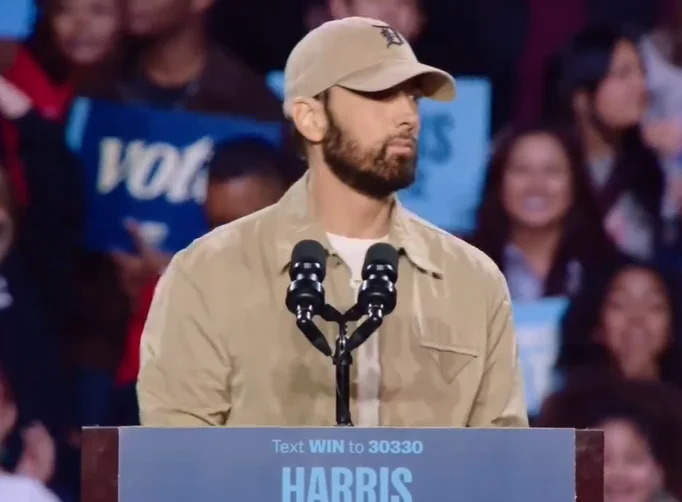 Eminem faz aparição em comício em apoio a Kamala Harris