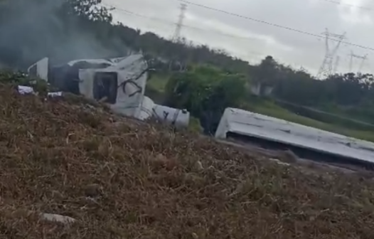 Caminhão-tanque capota e espalha etanol pela BR-060, em Pacatuba; Rodovia foi interditada