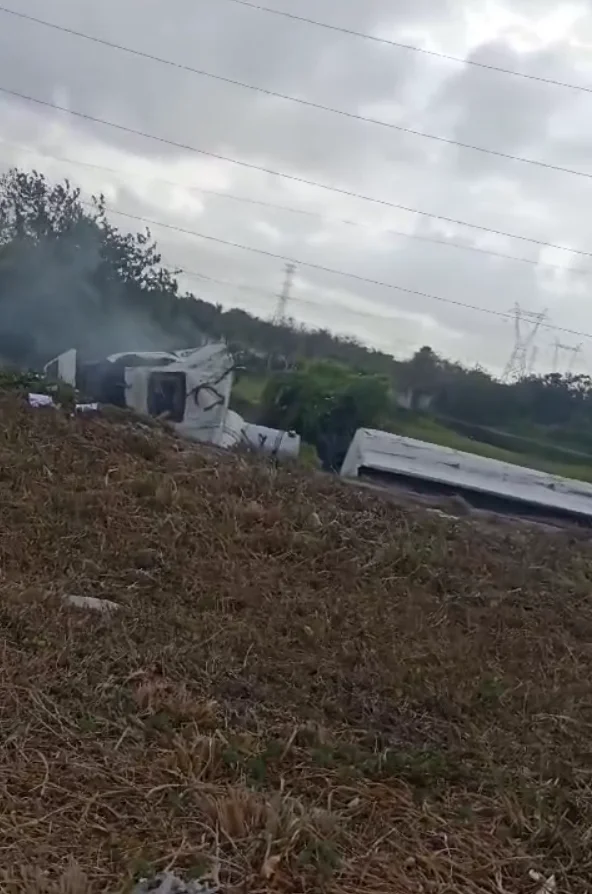 Caminhão-tanque capota e espalha etanol pela BR-060, em Pacatuba; Rodovia foi interditada