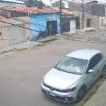 Assaltante sobe em telhado para invadir casa e furtar moto em Fortaleza