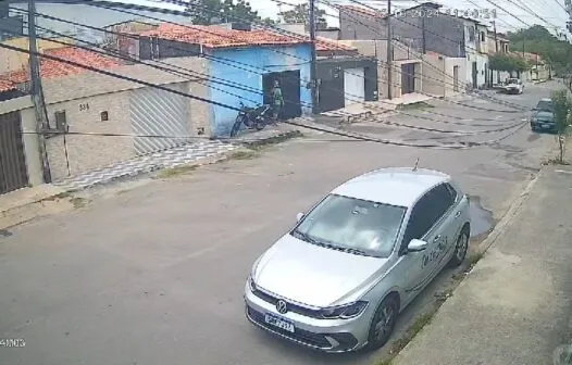 Assaltante sobe em telhado para invadir casa e furtar moto em Fortaleza