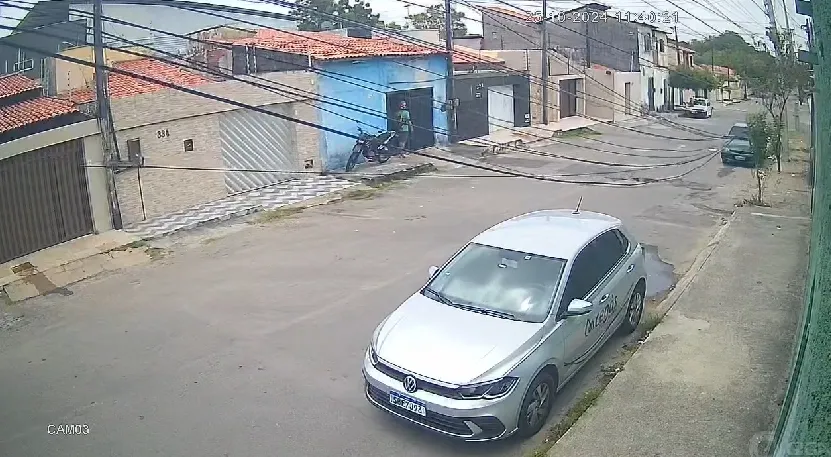 Assaltante sobe em telhado para invadir casa e furtar moto em Fortaleza