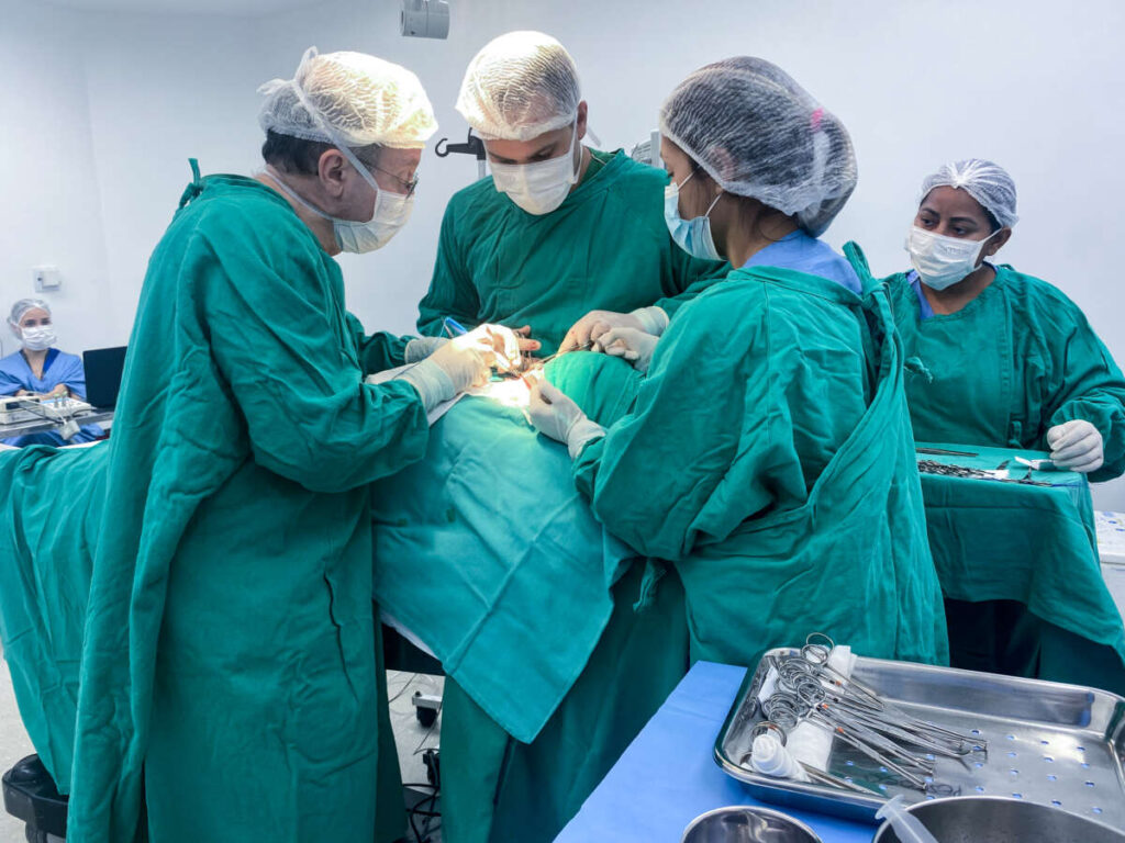 Hospital Geral de Fortaleza realiza primeira reconstrução mamária com tecido abdominal da paciente