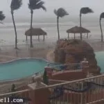 Piscina de resort é encoberta pelo mar durante chegada do furacão Milton à Flórida; vídeo