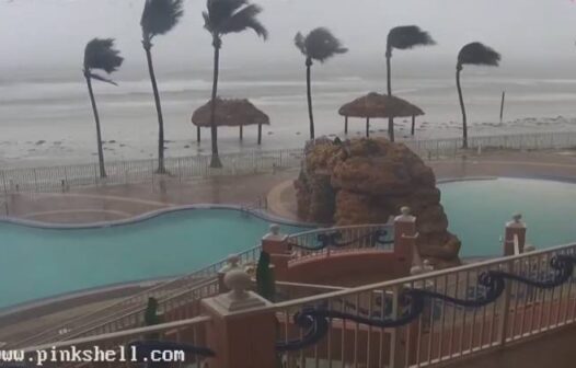 Piscina de resort é encoberta pelo mar durante chegada do furacão Milton à Flórida; vídeo