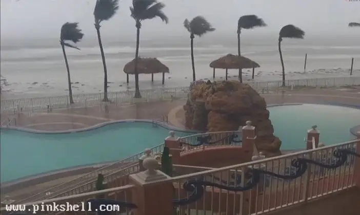 Piscina de resort é encoberta pelo mar durante chegada do furacão Milton à Flórida; vídeo