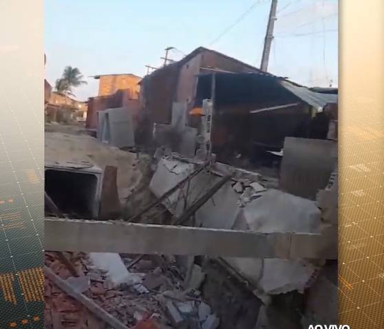 Casa desaba durante obra de saneamento em rua do bairro Conjunto Palmeiras