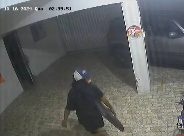 Homem furta televisão de casa no bairro Farias Brito, em Fortaleza