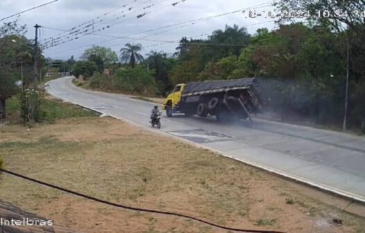 Empresário morre após caminhão com carga de gesso tombar na CE-292, no Ceará