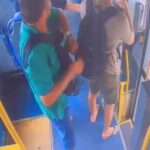 Homem furta celular que estava em bolso de mochila de passageiro dentro de ônibus