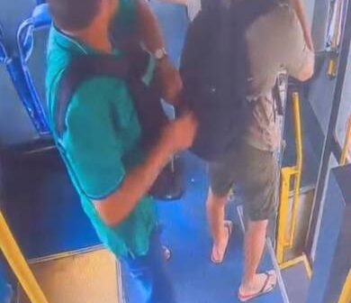 Homem furta celular que estava em bolso de mochila de passageiro dentro de ônibus