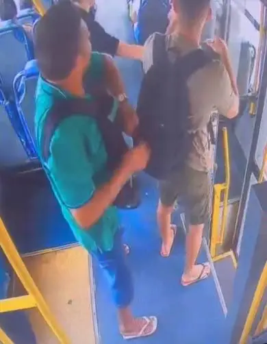 Homem furta celular que estava em bolso de mochila de passageiro dentro de ônibus