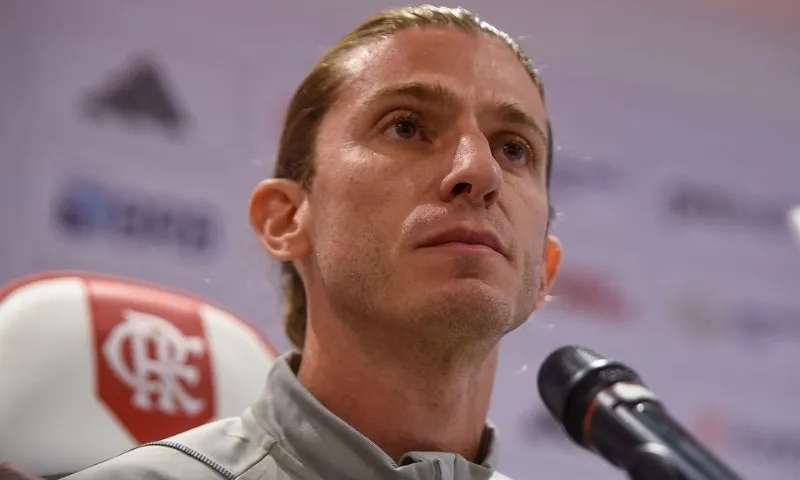 Estreia de Filipe Luís no Flamengo é destaque em jornal espanhol: 'Surpreende o Brasil'