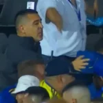 Riquelme separa briga de torcedores na arquibancada em partida do Boca Juniors