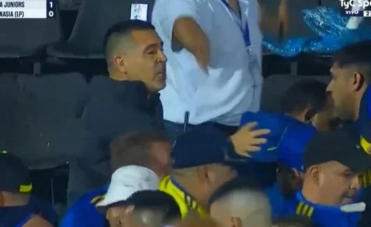 Riquelme separa briga de torcedores na arquibancada em partida do Boca Juniors