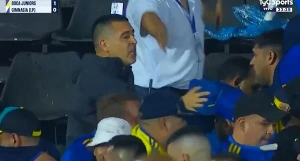 Riquelme separa briga de torcedores na arquibancada em partida do Boca Juniors