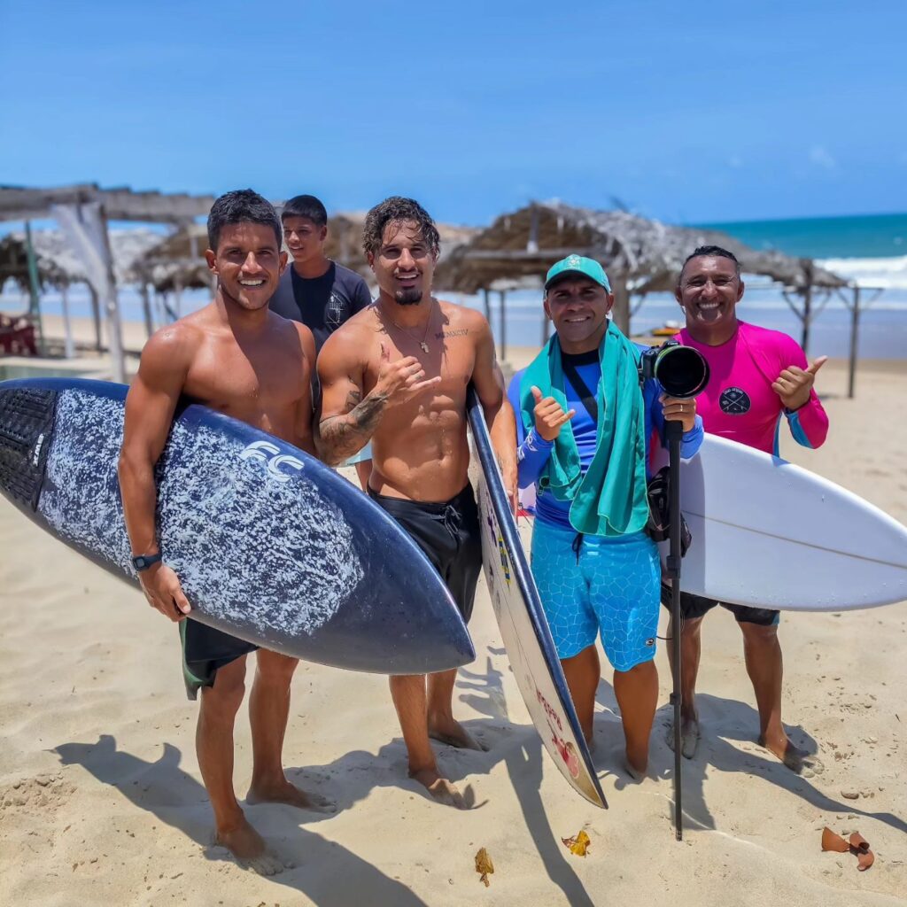 De férias, Ítalo Ferreira surfa na Praia da Leste Oeste em Fortaleza