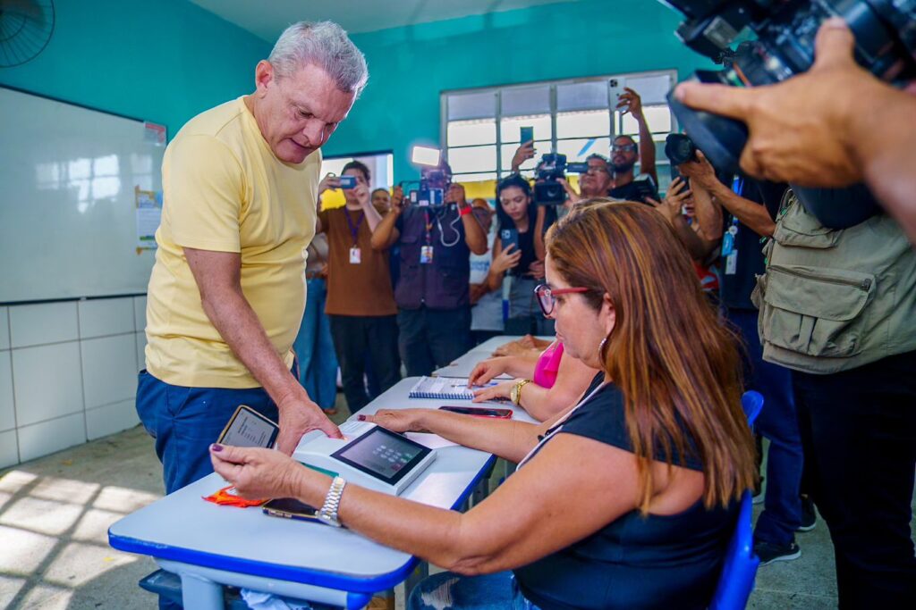 Prefeito José Sarto vota e destaca compromisso com o futuro de Fortaleza