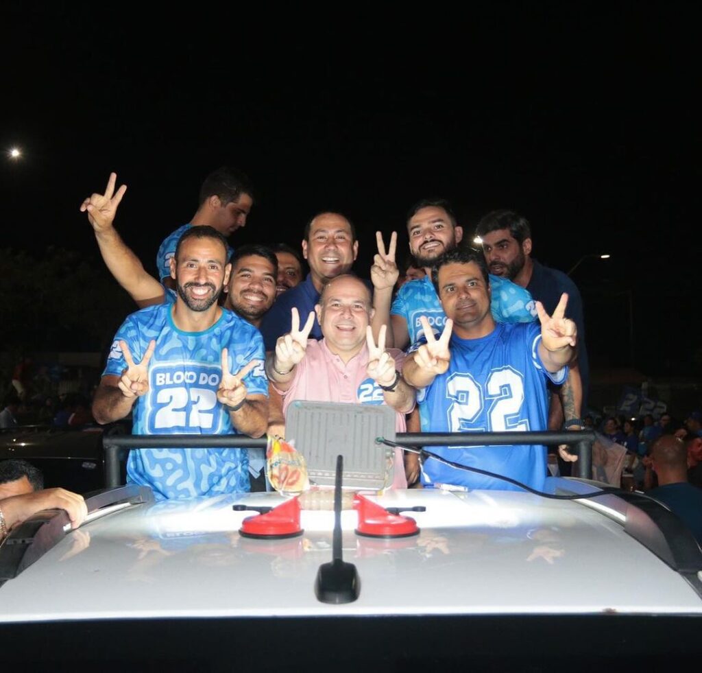 Roberto Cláudio e apoiadores realizam carreata em apoio a André Fernandes no Parque Santa Maria