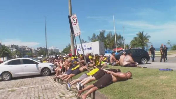 Torcedores do Peñarol saqueiam quiosques, entram em conflito com PM e vandalizam Rio