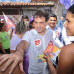 Evandro Leitão promete descentralizar investimentos em Fortaleza durante caminhada no Bom Jardim