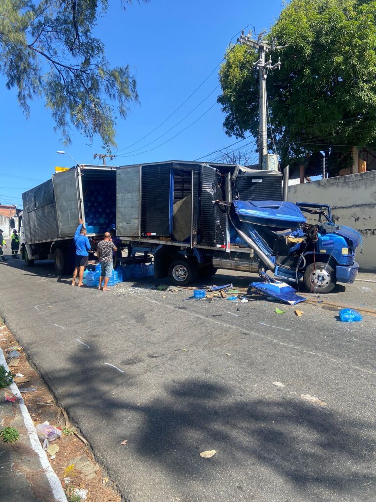 Colisão entre caminhões deixa dois feridos na Barra do Ceará, em Fortaleza