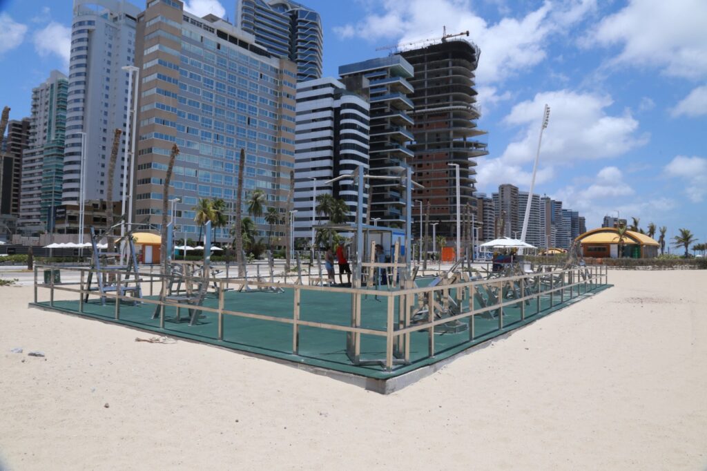 Fortaleza inaugura academia de musculação ao ar livre na Beira Mar