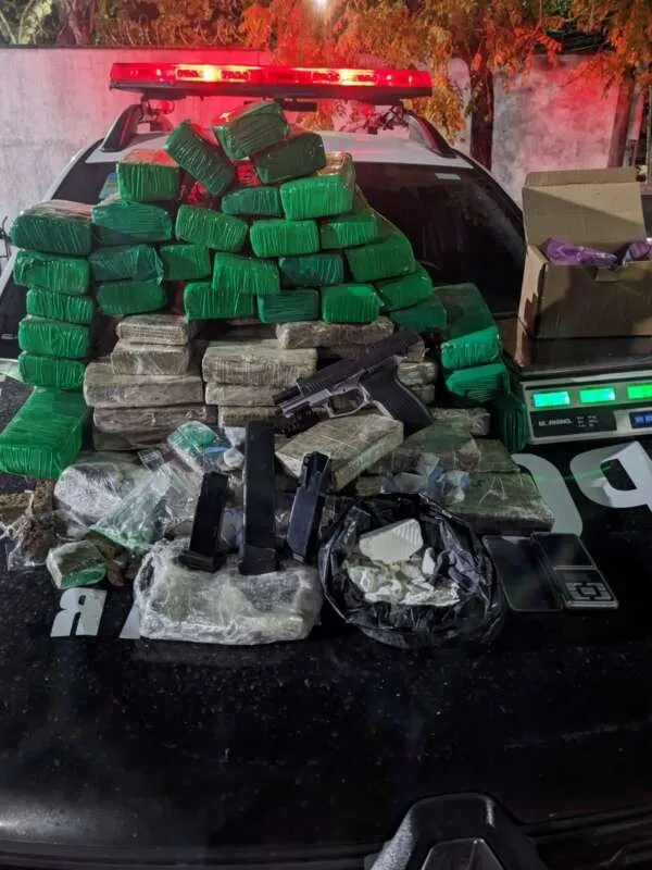 PMCE apreende cerca de 50kg de maconha com casal armado em Fortaleza