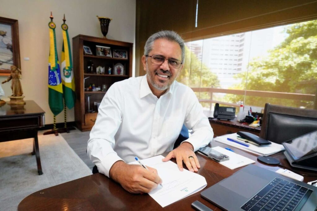 Elmano de Freitas sanciona lei para facilitar o acesso a incentivos em pesquisa científica e tecnológica no Ceará