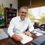 Elmano de Freitas sanciona lei para facilitar o acesso a incentivos em pesquisa científica e tecnológica no Ceará