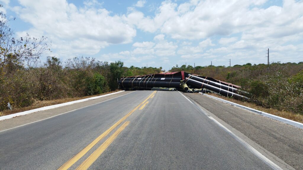 Acidente entre carreta e carro deixa motorista morto e interdita BR-116 em Chorozinho