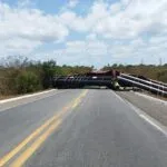 Acidente entre carreta e carro deixa motorista morto e interdita BR-116 em Chorozinho