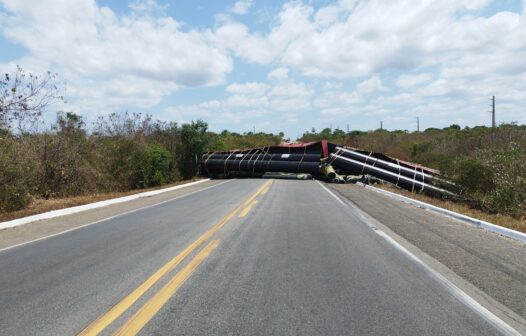 Acidente entre carreta e carro deixa motorista morto e interdita BR-116 em Chorozinho