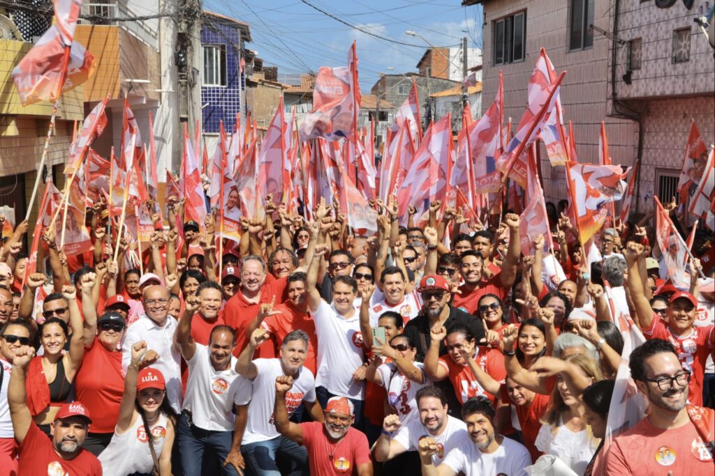 Eleições em Fortaleza: Evandro critica André por esconder Bolsonaro em campanha