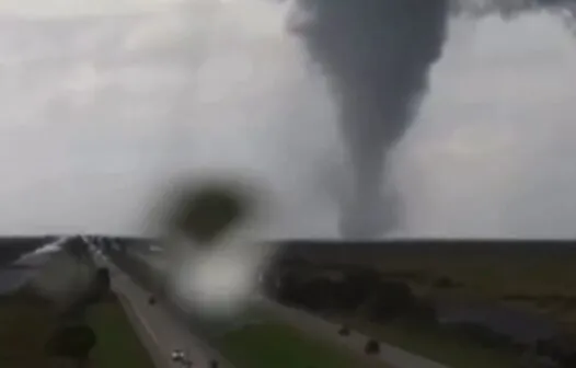 Meteorologistas enfrentam turbulência ao voar dentro do olho do furacão Milton; vídeo